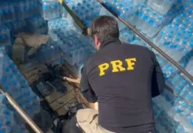 PRF encontra toneladas de maconha em fundo falso de carreta com donativos