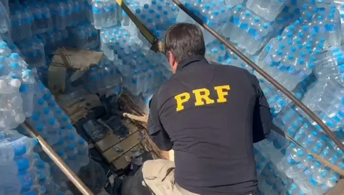 PRF encontra toneladas de maconha em fundo falso de carreta com donativos