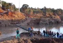 Batalhão de SC constrói nova ponte flutuante após cheias no RS