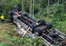 Caminhão com donativos para o RS tomba em Seara