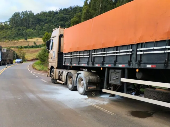 Incêndio em caminhão é contido na SC-464 em Salto Veloso