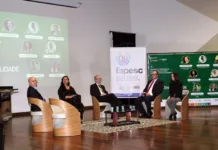 Seminário da UNIARP com palestrantes de quatro países