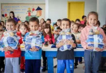 Estudantes de Calmon recebem kit completo de uniforme