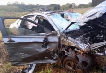 Capotamento destrói carro e deixa um ferido grave