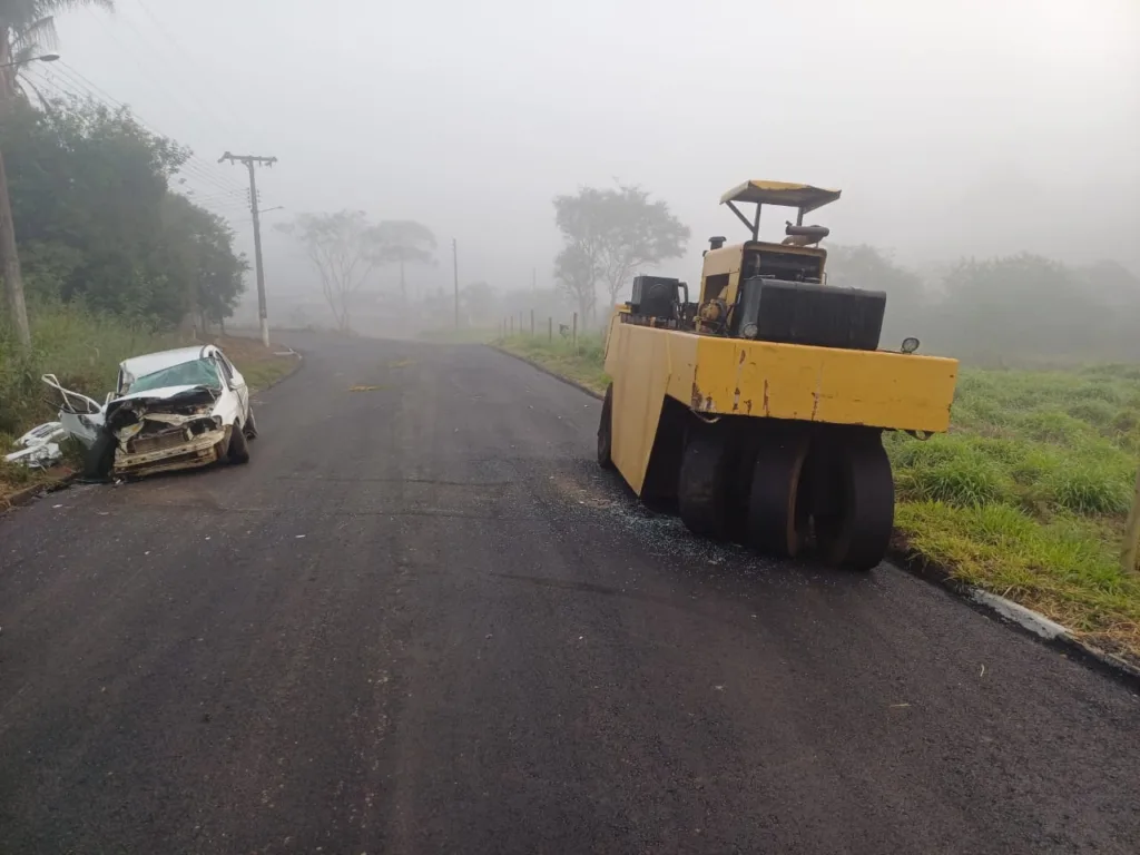 Carro bate em máquina asfáltica e dois ficam feridos