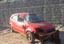 Carro bate em muro de pedras em obras em Videira