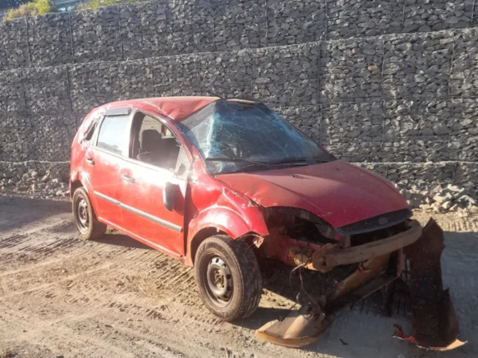 Carro bate em muro de pedras em obras em Videira