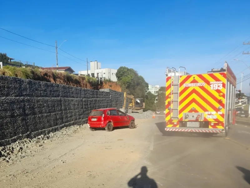 Carro bate em muro de pedras em obras em Videira