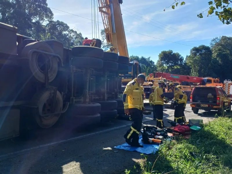 Duas pessoas morrem após contêiner tombar em cima de carro (1)