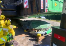 Duas pessoas morrem após contêiner tombar em cima de carro