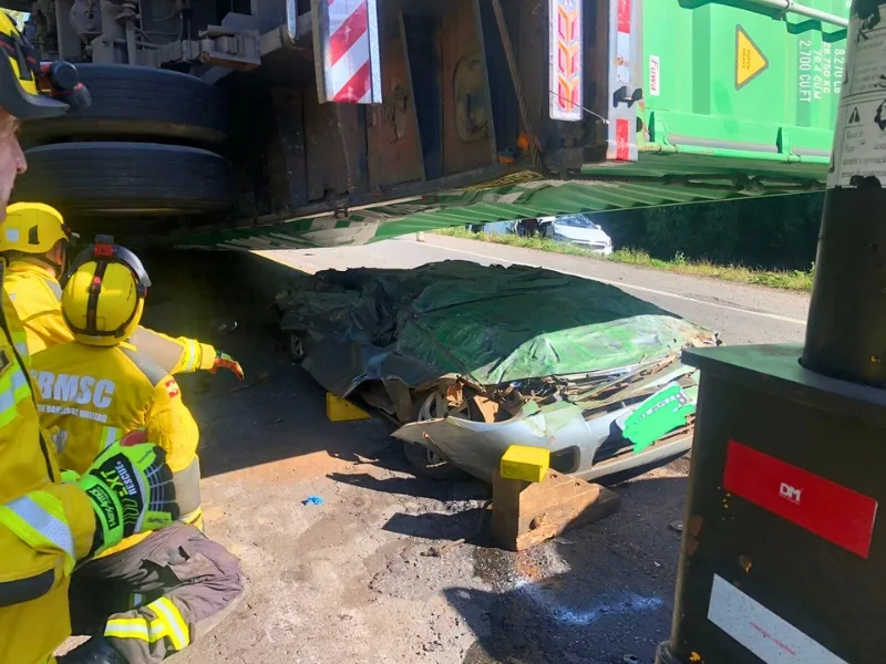 Duas pessoas morrem após contêiner tombar em cima de carro (2)