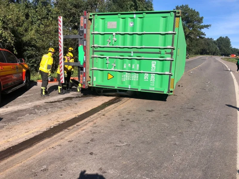 Duas pessoas morrem após contêiner tombar em cima de carro (3)