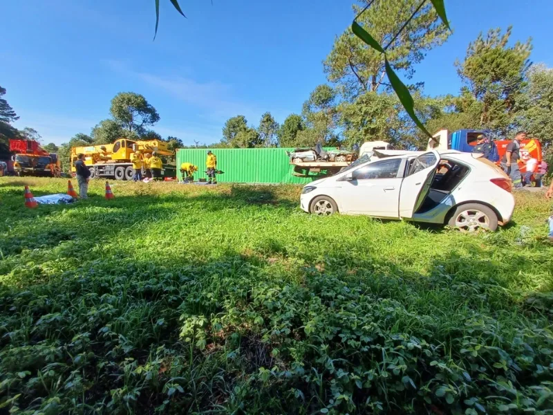 Duas pessoas morrem após contêiner tombar em cima de carro (1)