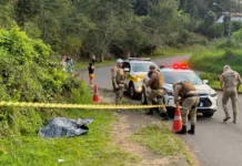 Homem é morto a tiros após briga em bar