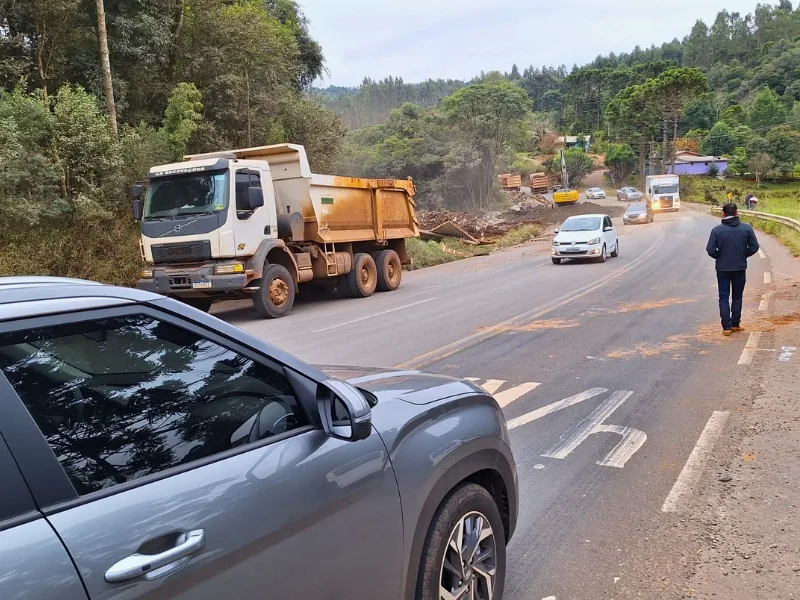 Iniciam as obras na rodovia SC-135 entre Rio das Antas e Videira