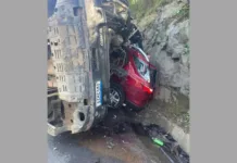 Carro de Caçador é atingido por carreta e fica prensado na BR-116