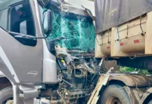 Grave acidente envolve dois caminhões e uma carreta em Videira