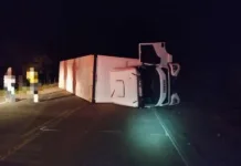 Acidente com caminhão de Videira bloqueia SC-350