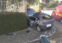 Motorista fica ferido após colidir em muro