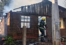 Casa mista de madeira é consumida pelo fogo em Fraiburgo