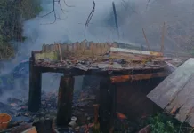 Incêndio destrói casa na rua Luiz Tortatto