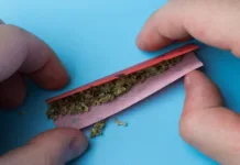 Adolescentes são apreendidos após usar drogas em sala de aula