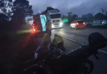 Após acidente motociclista é arrastado por vários metros