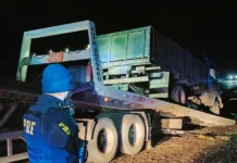 PRF flagra caminhão circulando sem luzes durante a noite em SC