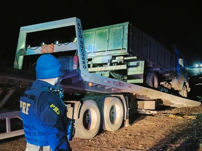 PRF flagra caminhão circulando sem luzes durante a noite em SC