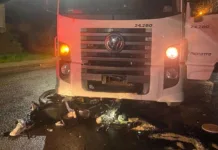 Motociclista fica gravemente ferido após acidente com caminhão