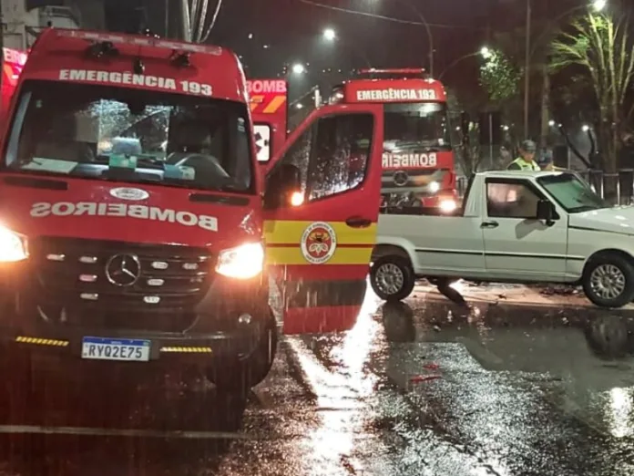 Veículo bate em carro estacionado deixando um ferido