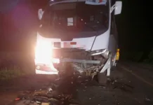 Carro colide com micro-ônibus em Campos Novos deixando feridos