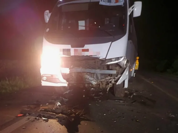 Carro colide com micro-ônibus em Campos Novos deixando feridos