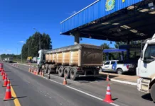 Mais de 340 caminhões são flagrados com excesso de peso em rodovias de SC