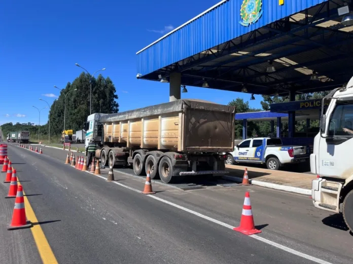 Mais de 340 caminhões são flagrados com excesso de peso em rodovias de SC