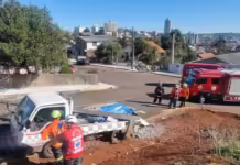 Poste cai em cima de camionete após colisão
