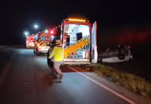 Capotamento envolve carro de Caçador na SC-350