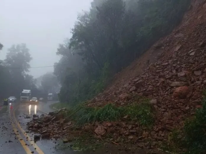 Defesa Civil alerta 4 regiões de SC para riscos de deslizamentos