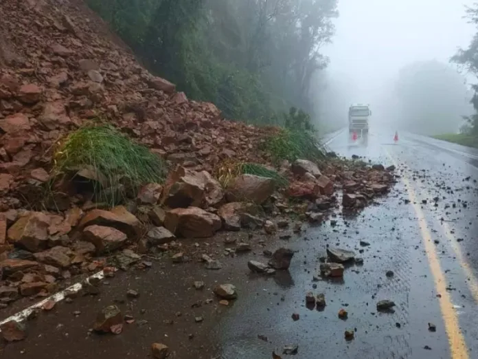 Defesa Civil alerta para risco alto de deslizamentos