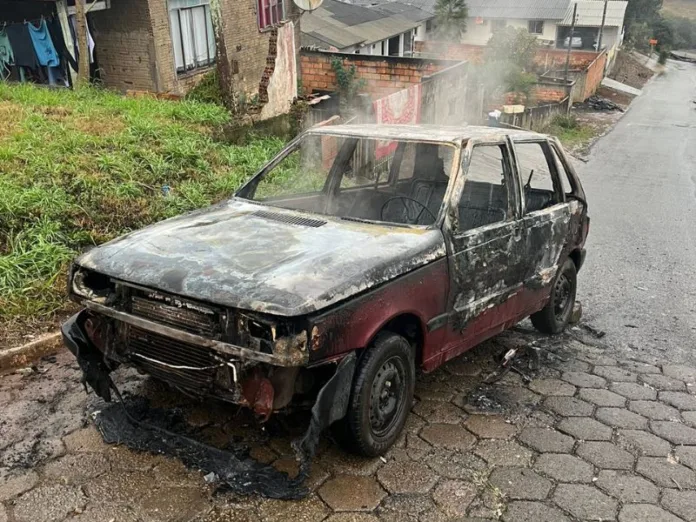 Veículo pega fogo em Curitibanos