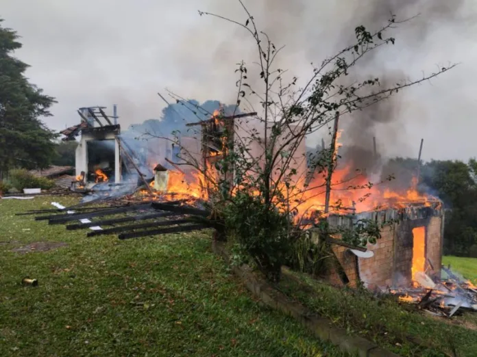 Incêndio consome casa em Macieira