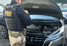 Motorista abandona carro roubado e namorada em área de mata