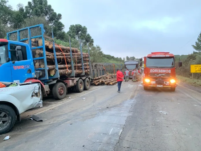 Carreta com toras tomba e deixa cinco feridos na SC-350