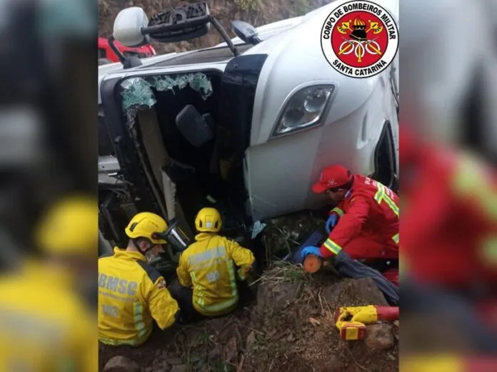 Caminhoneiro fica preso às ferragens em acidente