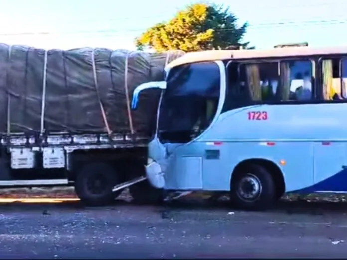 Ônibus colide com caminhão entre Lebon Régis e Fraiburgo