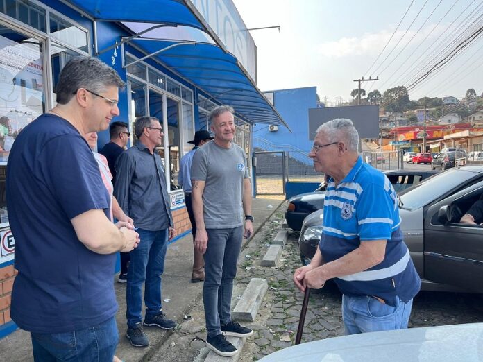 Alencar e Fically são recebidos no bairro Martello