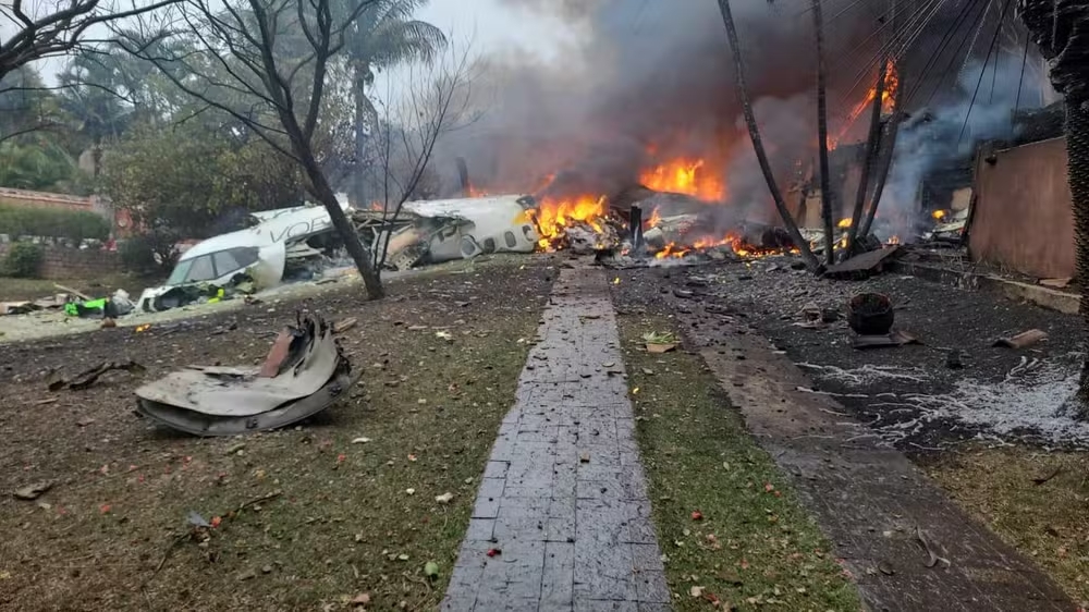Avião com 62 pessoas a bordo cai no interior de SP