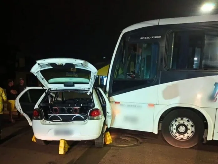 Acidente entre ônibus e carro deixa pessoa ferida