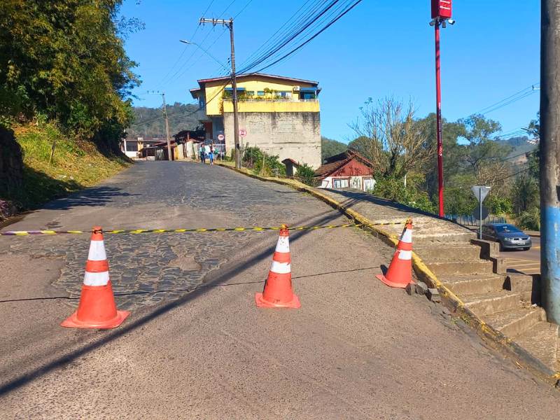 Obras na rua de acesso ao bairro Quartel em Videira continuam