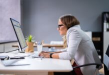 Má postura é uma das principais causas de afastamento do trabalho